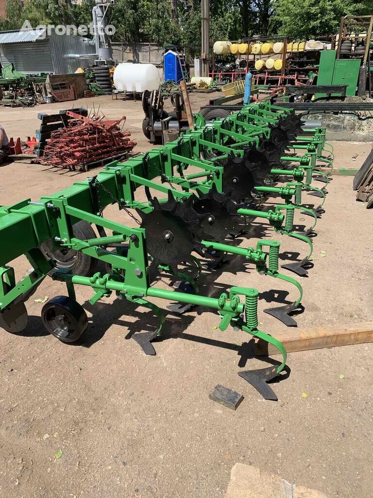 John Deere 825 cultivator