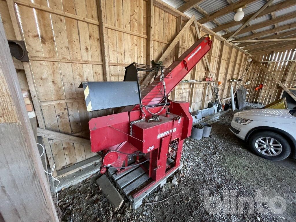 Hakki Pilke Traktor driven med klinga log splitter
