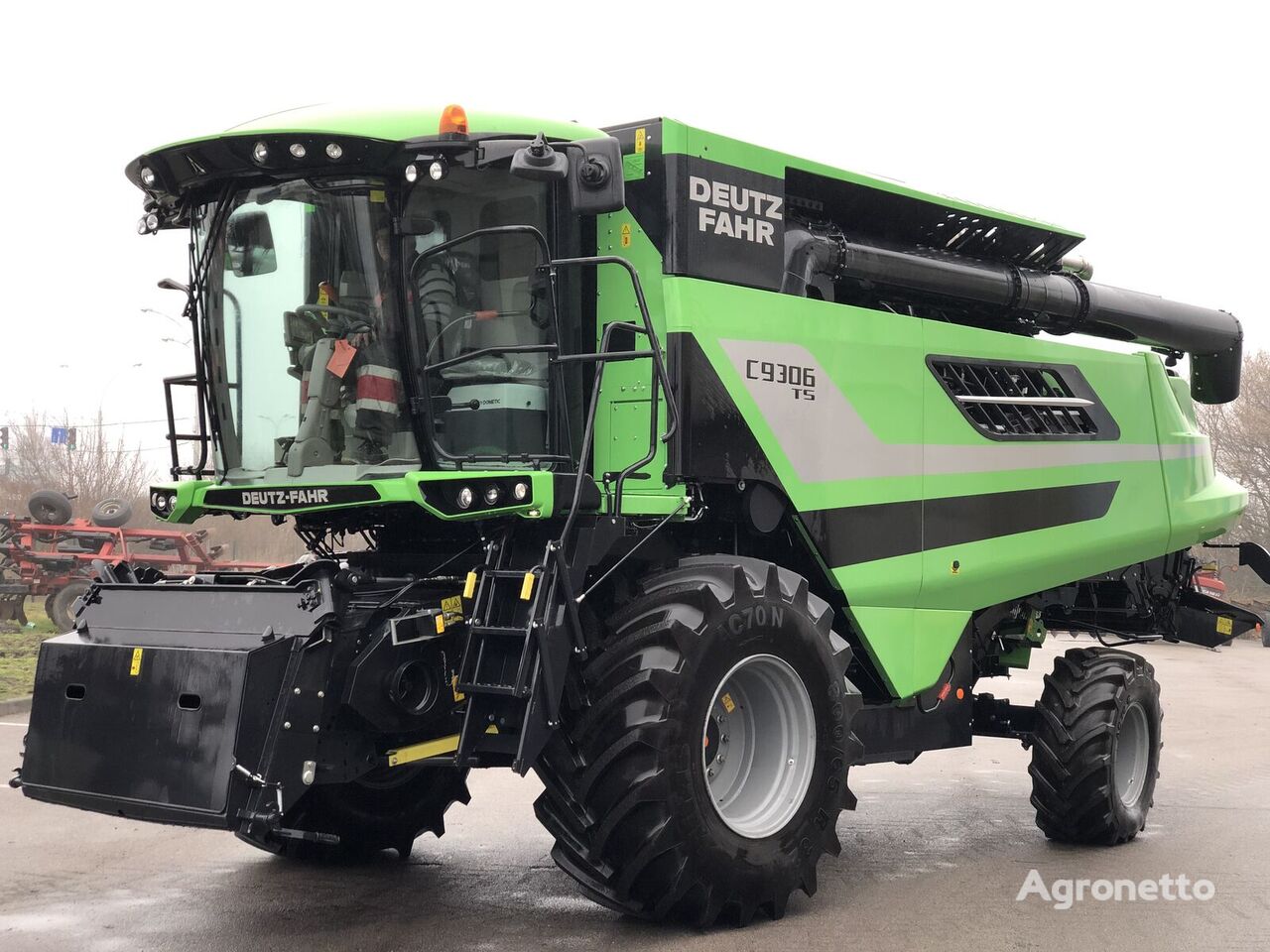 new Deutz-Fahr S9306TS grain harvester