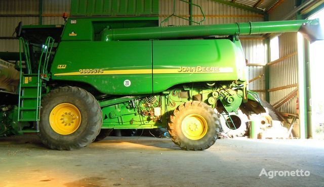 John Deere 9780 CTS  grain harvester