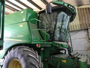 John Deere S670 grain harvester
