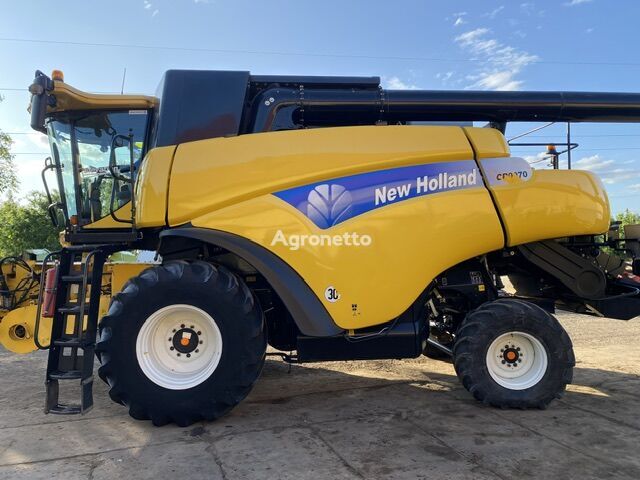 New Holland CR9070 grain harvester