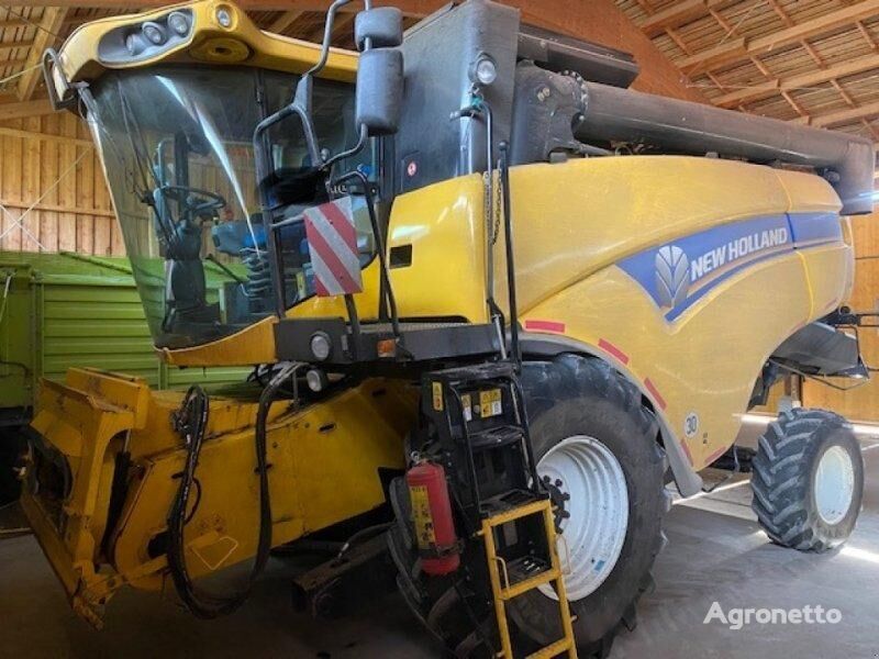 New Holland CX5090 grain harvester